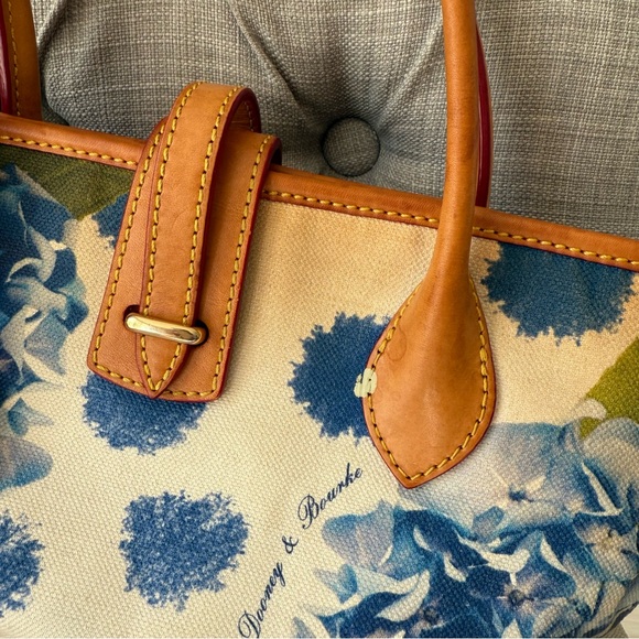 RARE HTF Vintage Dooney & Bourke Hydrangeas Canvas & Vachetta Leather Purse - Picture 3 of 9